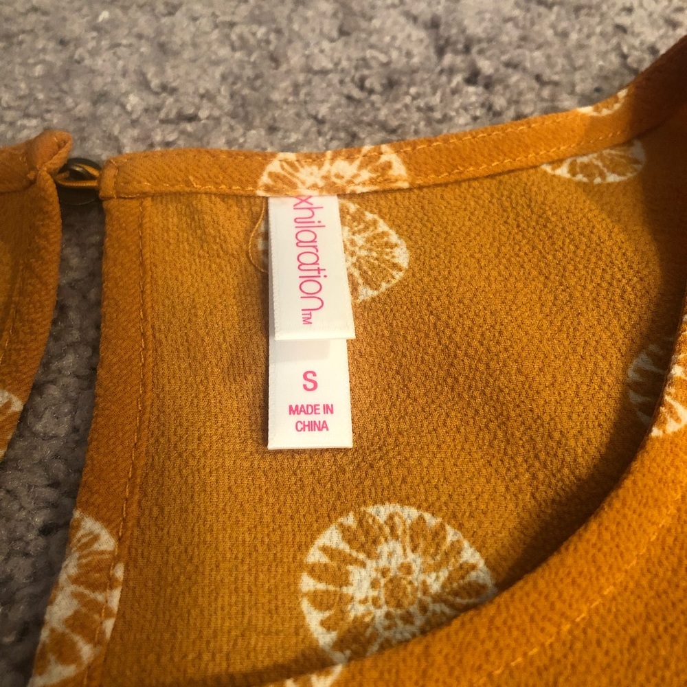 🌻 Key hole, flutter sleeve, fruit print top - Picture 3 of 5